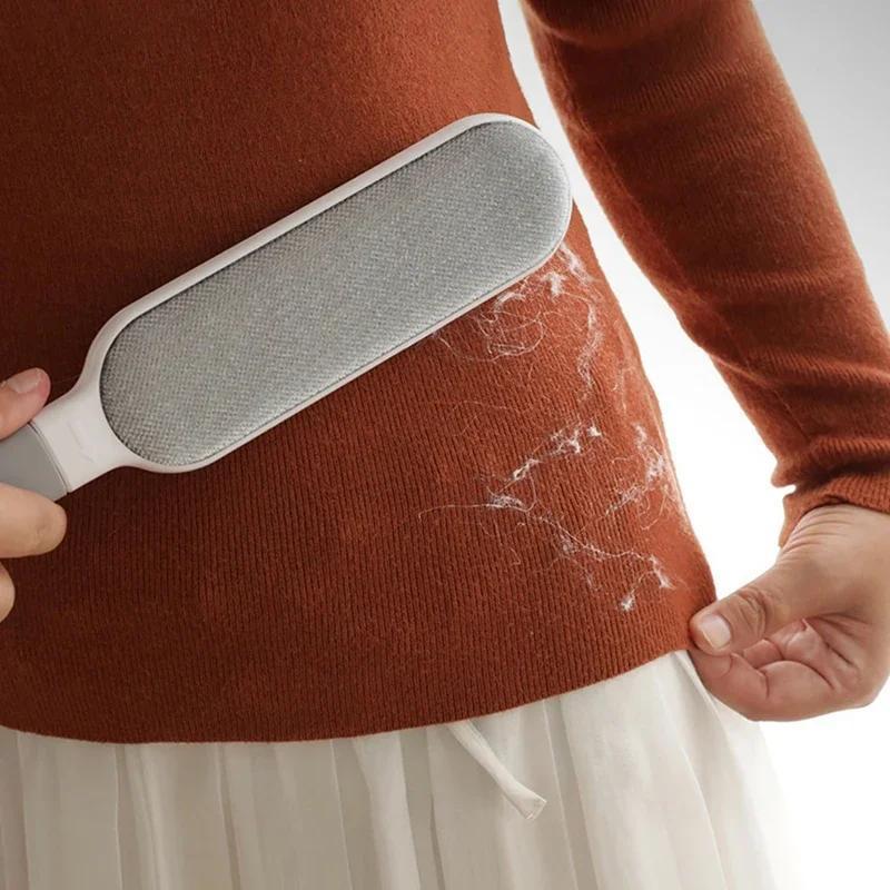 The "Glow Clean" Reusable Electrostatic Lint Eraser Brush Glow